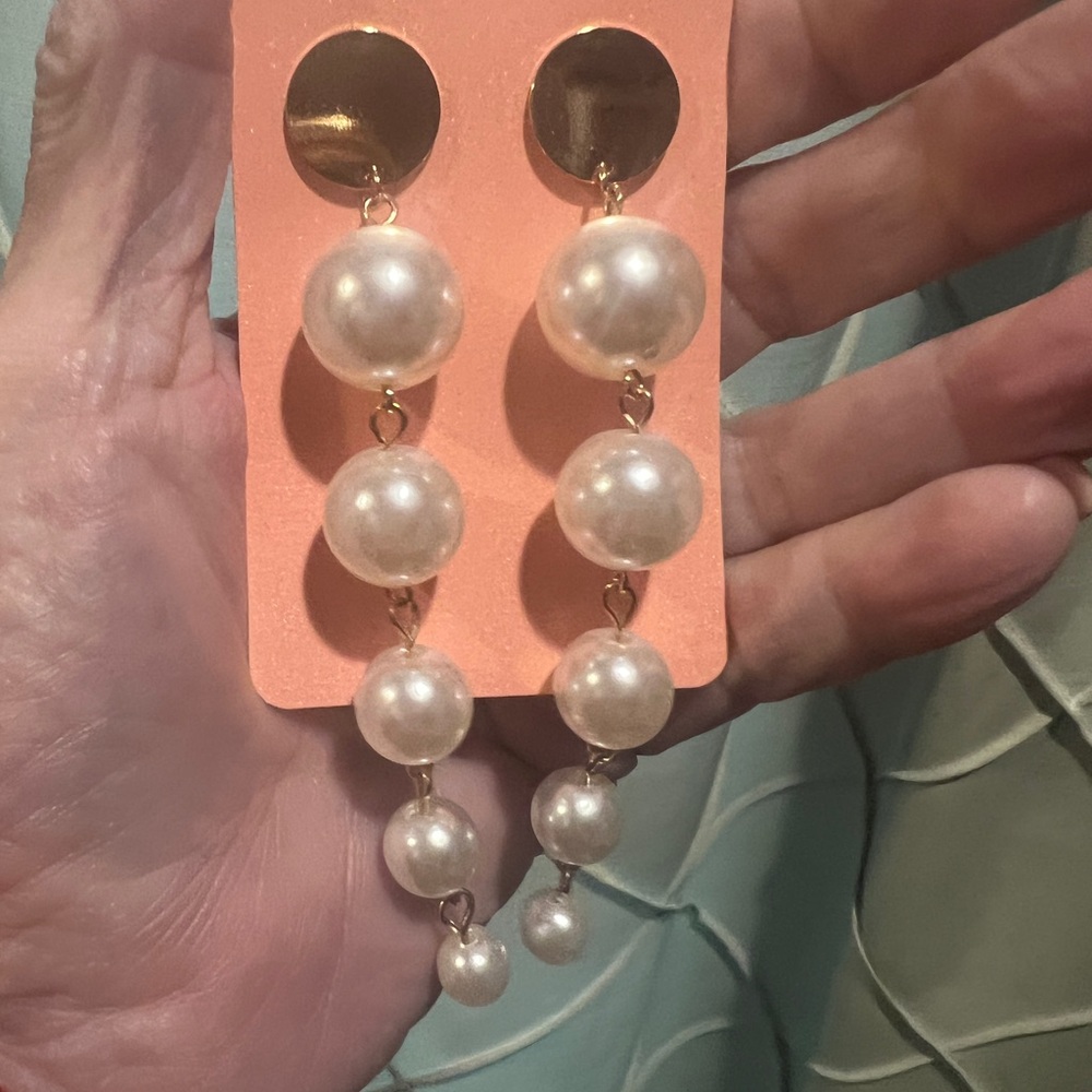 Source Unknown Gold and Cream Pearl Dangle Earrings New w/o Tags